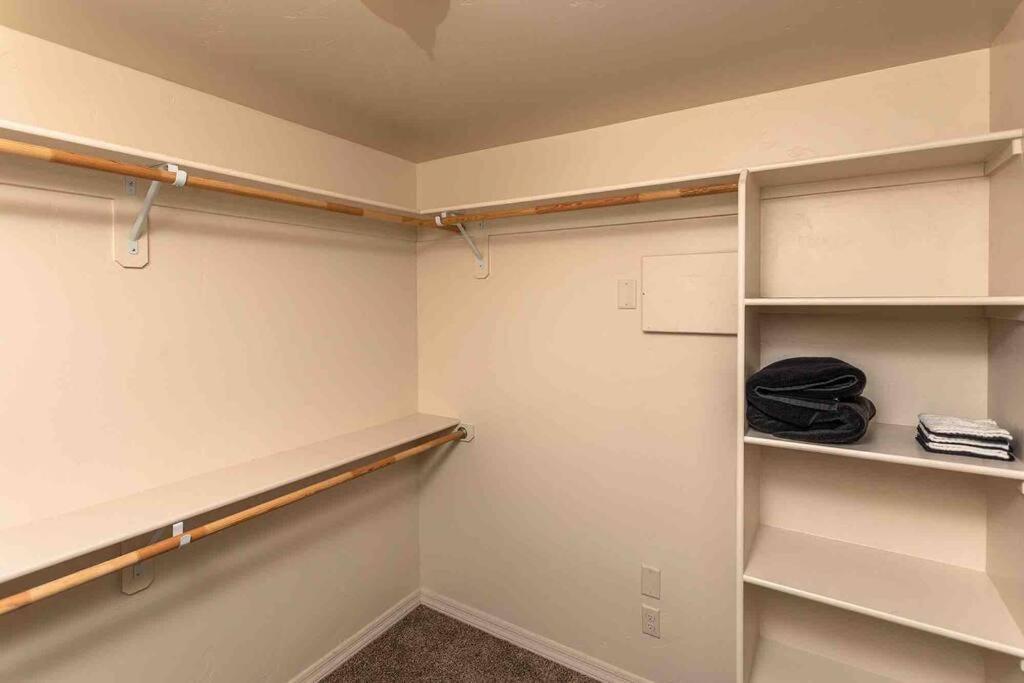 Hot Tub . Spacious . Pets . Central . Boat Parking Lake Havasu City Bagian luar foto
